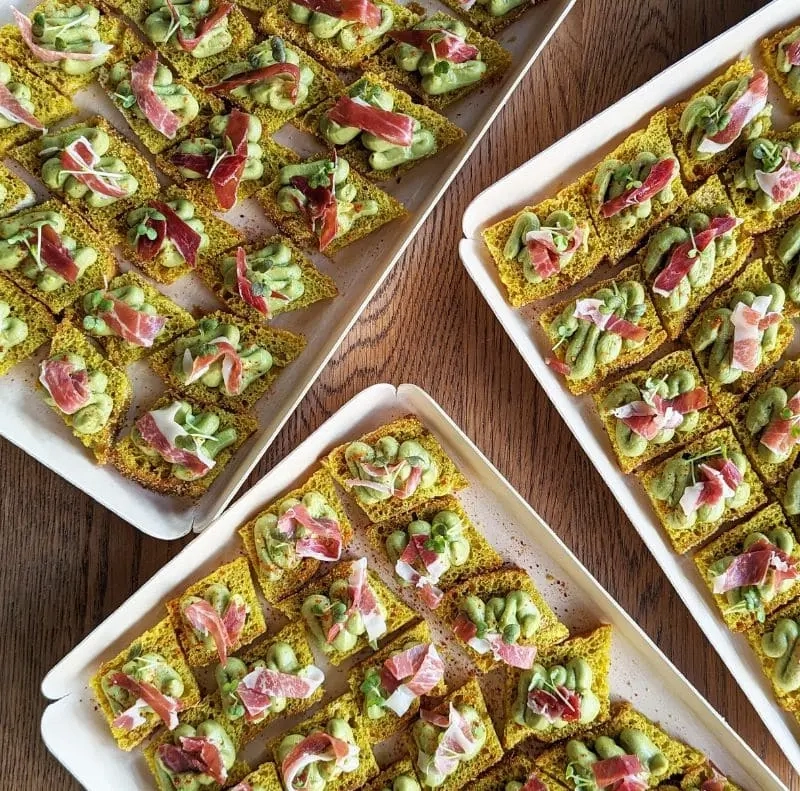 Canapes-gourmands-creme-verte-et-jambon-cru-Samcook-traiteur-IDF