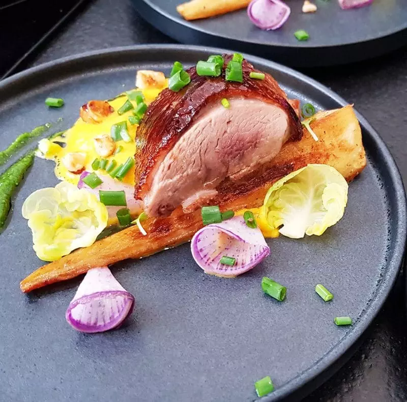 Magret-de-canard-roti-puree-legumes-et-sauce-verte-Samcook-traiteur-IDF
