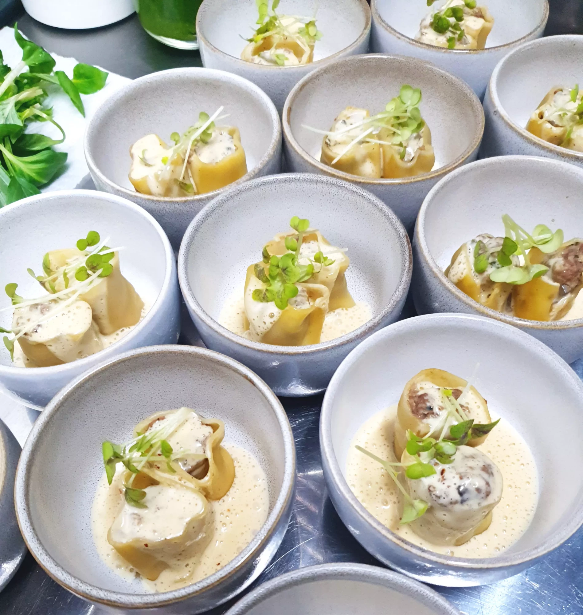 Ravioles-gourmandes-sauce-cremeuse-et-herbes-Samcook-traiteur-IDF