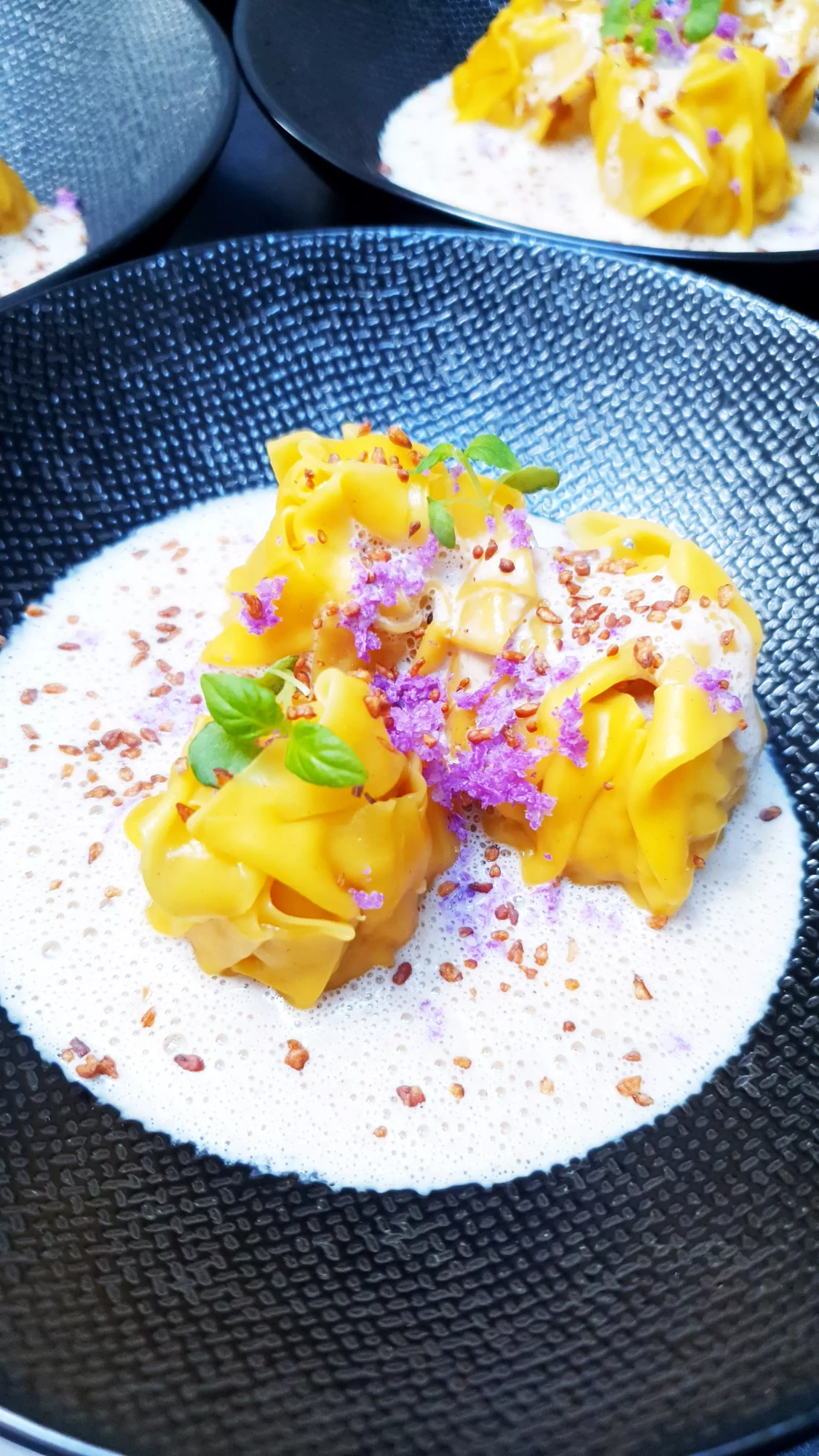 Raviolis-gourmands-sauce-foisonnee-et-herbes-Samcook-traiteur-IDF