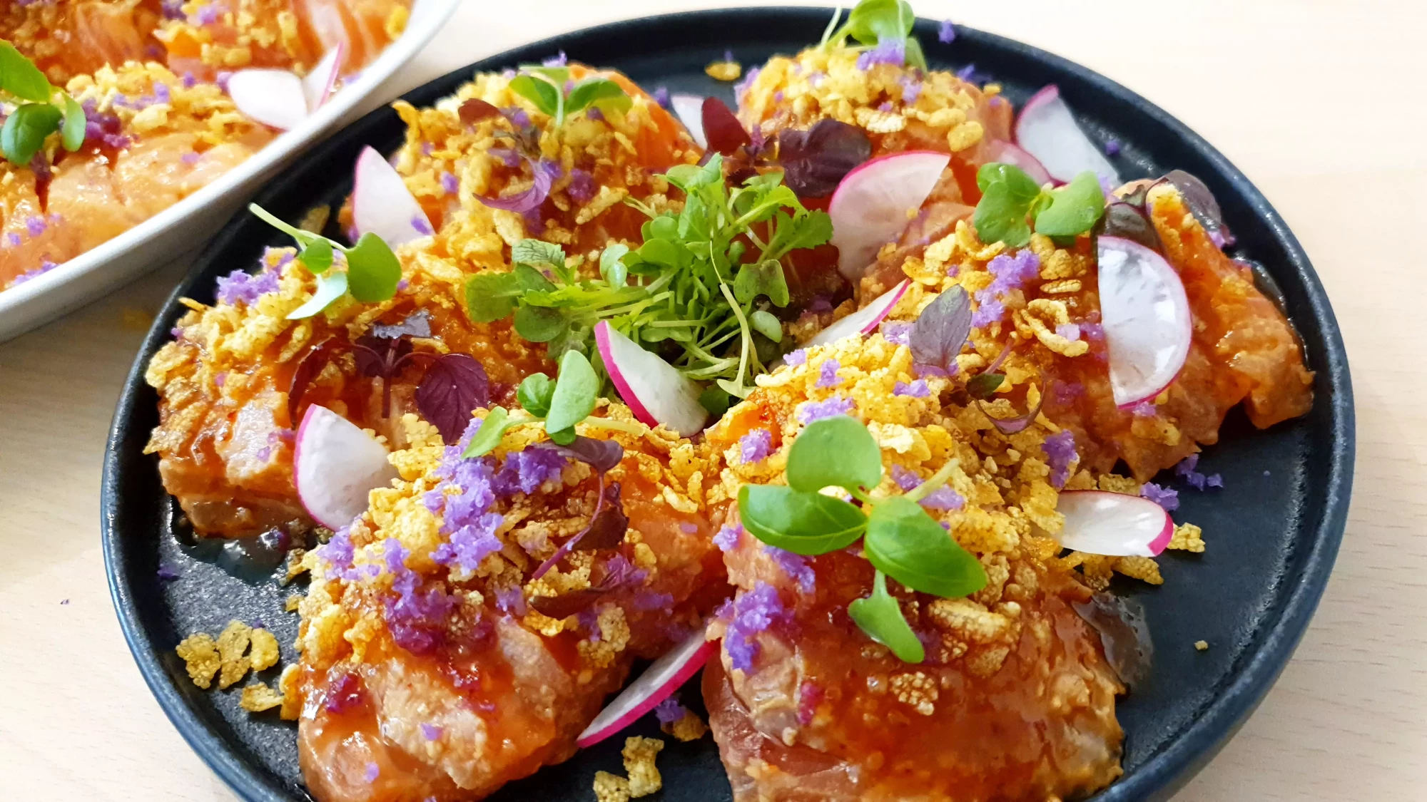 Saumon-marine-croustillant-radis-et-herbes-Samcook-traiteur-IDF