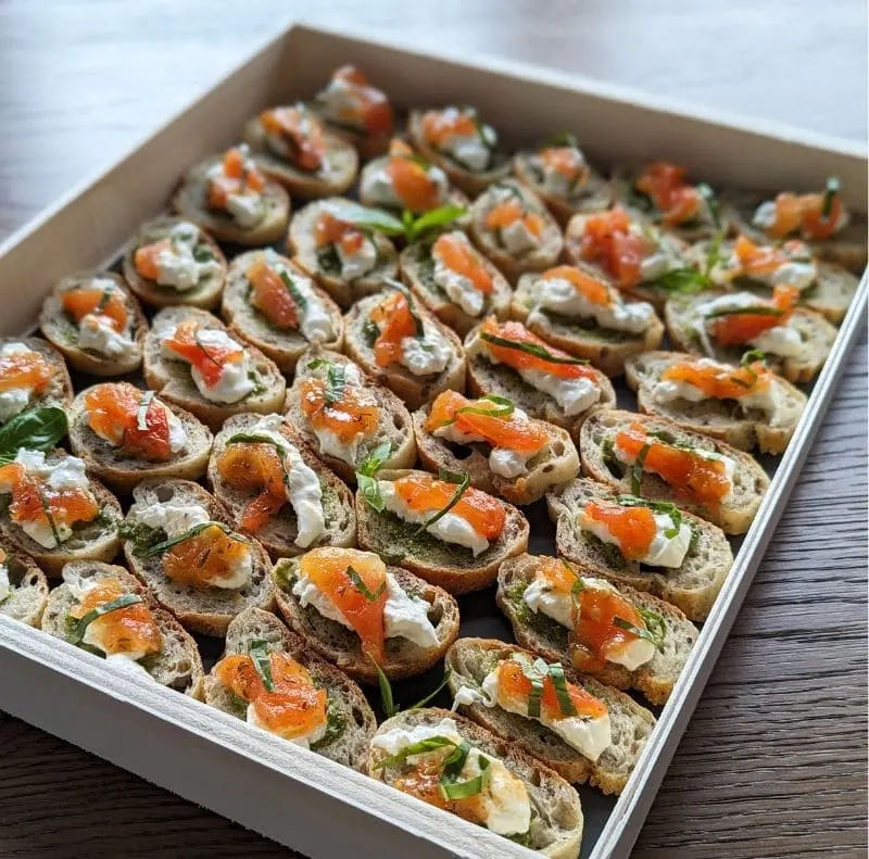 Toast-saumon-creme-fraiche-et-herbes-Samcook-traiteur-IDF