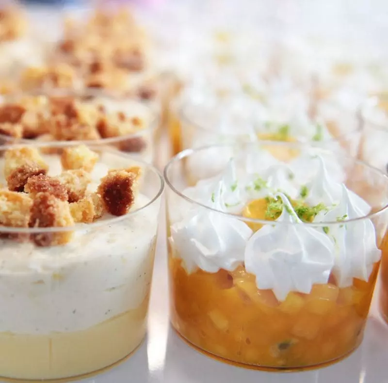 Verrines-desserts-gourmands-mangue-et-crumble-Samcook-traiteur-IDF